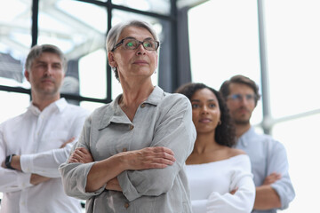 Obraz premium a group of pensive business people looking into