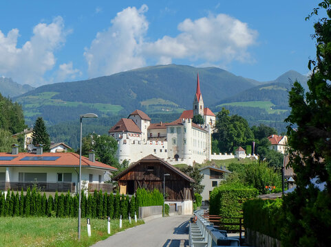 Probsteikirche Mari&auml; Himmelfahrt Ehrenburg in Italien - Parrocchia di Casteldarne
