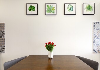 Stół w kuchni z kwiatami w wazonie - obrazy, fototapety, plakaty