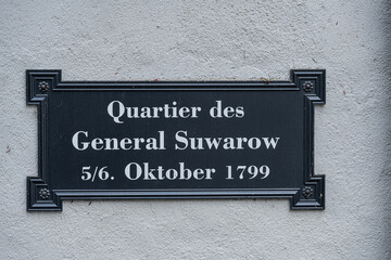 Schild am Quartierhaus von General Suworow, Elm, Kanton Glarus, Schweiz