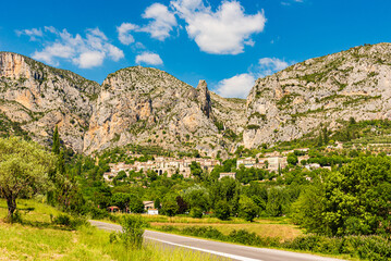 Fototapeta na wymiar Blick auf das mittelalterliche Bergdorf in der Provence Moustiers-Sainte-Marie