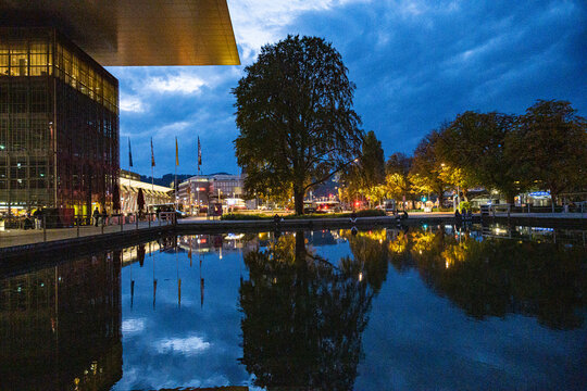 Abendd&auml;mmerung beim KKL in Luzern, Schweiz