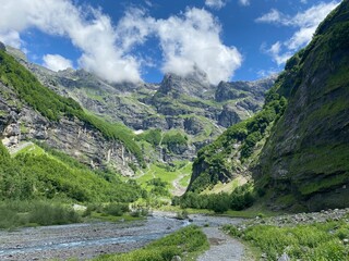Fototapeta na wymiar Randonnée en france de la vallée de chamonix au mont blanc