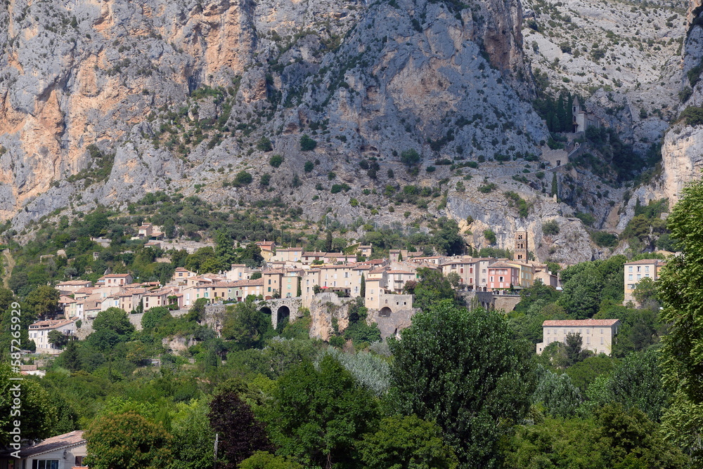 Wall mural Moustiers-Sainte-Marie, Provence