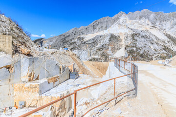 View of Carrara marble quarries - 587273912