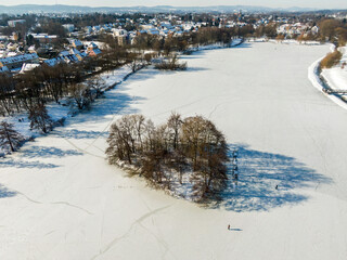 Obersee Schildesche in Bielefeld eingefroren bei Schnee im Winter Panorama Lanschaft von oben Luftaufnahme