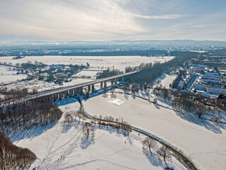 Obraz premium Obersee Schildesche in Bielefeld eingefroren bei Schnee im Winter Panorama Lanschaft von oben Luftaufnahme