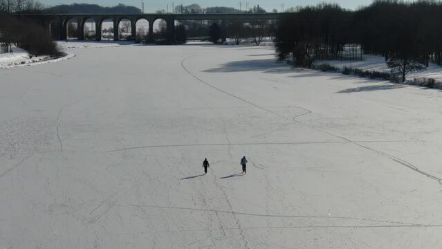 Obersee Schildesche in Bielefeld eingefroren bei Schnee im Winter Panorama Lanschaft von oben Luftaufnahme
