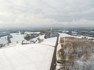 Dornberg Sender Sendemast Herford bei Schnee im Winter von oben Luftaufnahme