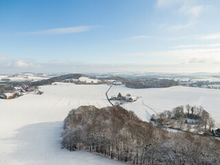 Dornberg Sender Sendemast Herford bei Schnee im Winter von oben Luftaufnahme