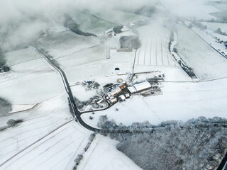 Dornberg Sender Sendemast Herford bei Schnee im Winter von oben Luftaufnahme