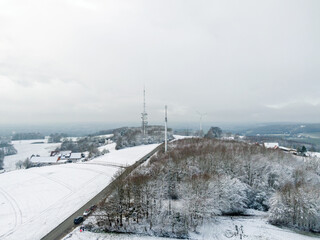 Obraz na płótnie Canvas Dornberg Sender Sendemast Herford bei Schnee im Winter von oben Luftaufnahme