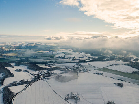 Dornberg Sender Sendemast Herford bei Schnee im Winter von oben Luftaufnahme