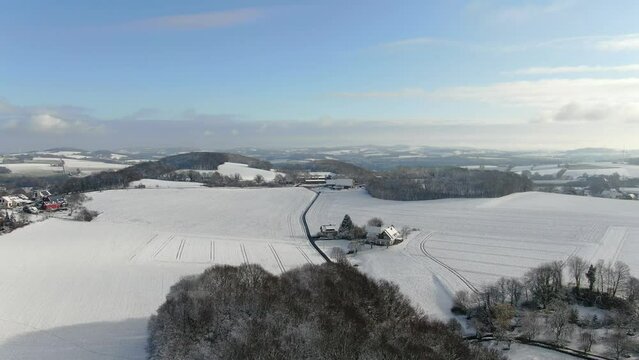 Dornberg Sender Sendemast Herford bei Schnee im Winter von oben Luftaufnahme