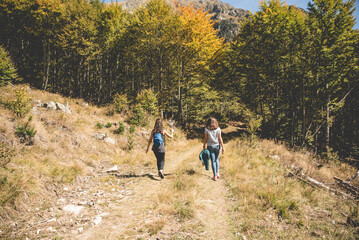 chicas de excursión por la montaña