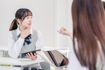 留学生と翻訳アプリでコミュニケーションを取る高校生