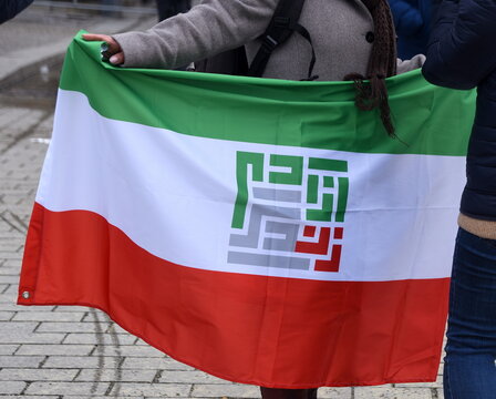  Flagge Irans auf einer Demo f&uuml;r die Freiheit von Frauen