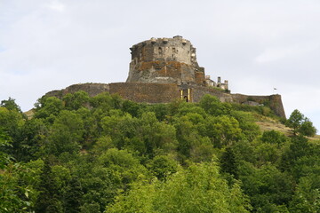 Dominé par son château médiéval sur une colline basaltique, Murol est un village d'Auvergne dans le département du Puy-de-Dôme en France