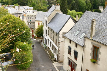 Fototapeta na wymiar Une ruelle du village de Murol, situé dans le département du Puy-de-Dôme dans la région d'Auvergne en France