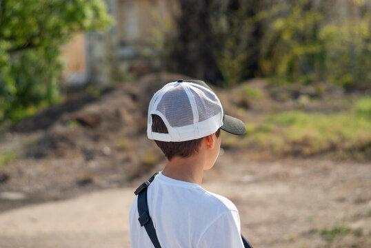Ni&ntilde;o con gorra de b&eacute;isbol desde atr&aacute;s.