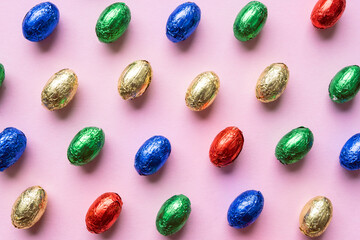 Schokoladen Oster Eier auf pinkem Hintergrund