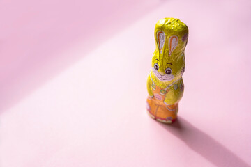 Schokoladen Oster Hase auf pinkem Hintergrund