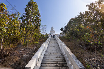 Obraz premium Tourists visiting Wat Phra That Mae Yen, or Big White Buddha is huge white Buddha stands on a hill with 353 steps, in Pai, popular tourist destination in Thailand.