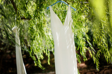 abito da sposa appeso su un albero 
