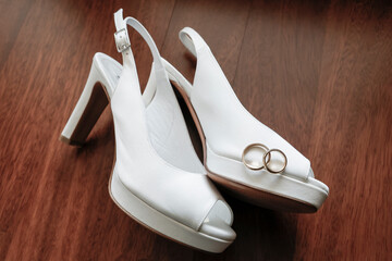 bellissime ed elegantissime scarpe da donna con i tacchi con sopra degli anelli