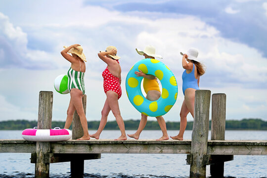 Frauen am See mit Badezubehör