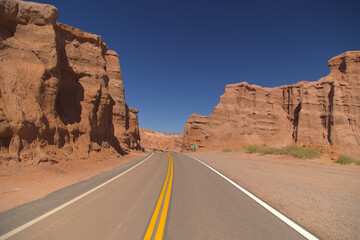 The scenic road that crosses the Quebrada De Las Conchas, Argentina © Stefano