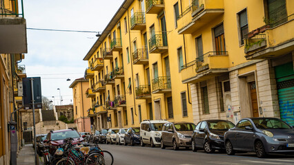 piękne miasto  budynki samochody włochy osiedle okolica piza rzym