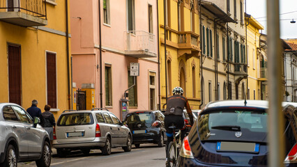 rower piękne budynki samochody włochy osiedle okolica piza rzym 