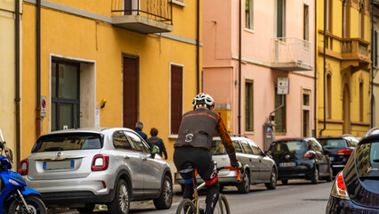 rower piękne budynki samochody włochy osiedle okolica piza rzym