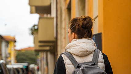 dziewczyna z telefonem piękne budynki samochody włochy osiedle okolica piza rzym  - obrazy, fototapety, plakaty
