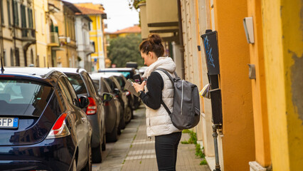 dziewczyna z telefonem piękne budynki samochody włochy osiedle okolica piza rzym  - obrazy, fototapety, plakaty