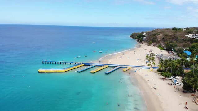 Muelle abandonado en playa tropical con aguas cristalinas en Puerto Rico