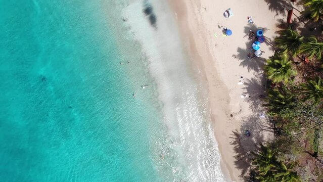 Playa con arena blanca y aguas cristalinas en Puerto Rico