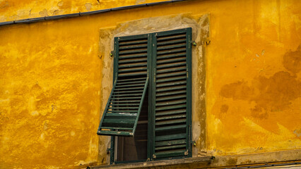 okno piękne budynki samochody włochy osiedle okolica piza rzym - obrazy, fototapety, plakaty