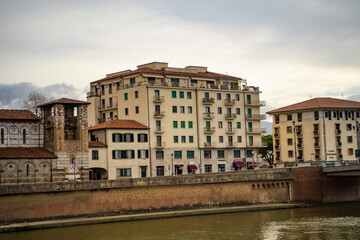 Fototapeta na wymiar rower piękne budynki samochody włochy osiedle okolica piza rzym