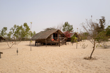 Des chalets sur la plage au Sénégal en Afrique de l'Ouest