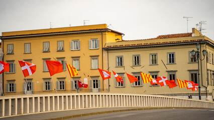 flagi piękne miasto  budynki samochody włochy osiedle okolica piza rzym - obrazy, fototapety, plakaty