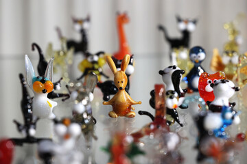 Szklane kolorowe figurki zwierząt ręcznie robione. Pamiątka.