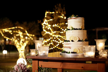 bellissima torta decorata per un evento importante in contesto esterno