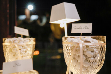 tavolo con sopra confetti variegati ed esposti elegantemente e pronti per essere consumati 