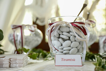 tavolo con sopra confetti variegati ed esposti elegantemente e pronti per essere consumati 