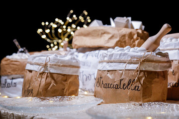 tavolo con sopra confetti variegati ed esposti elegantemente e pronti per essere consumati 