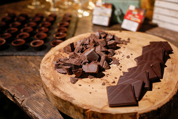 cioccolato fondente servito a pezzi pronto per essere consumato  - obrazy, fototapety, plakaty