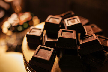 cioccolato fondente servito a pezzi pronto per essere consumato 
