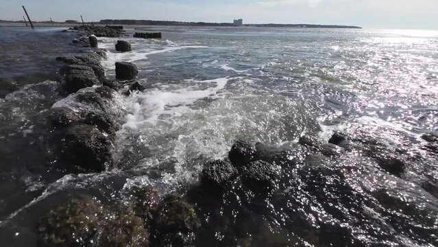 Abfliessender Priel bildet bei Ebbe Wasserfall im Wattenmeer, Nordsee